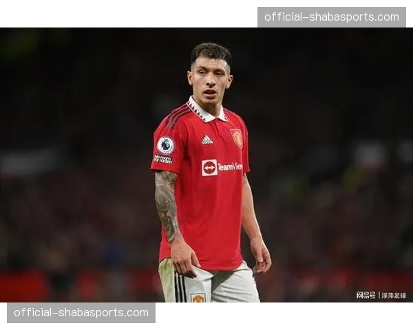 官方：曼联中卫利桑德罗·马丁内斯因脚踝伤势赛季报销，对球队后场出球体系影响巨大。