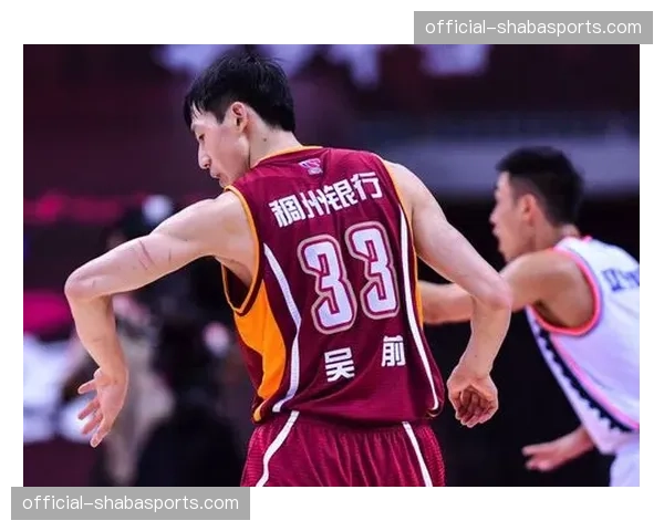 吴前赛后与对方外援拥抱，交换球衣